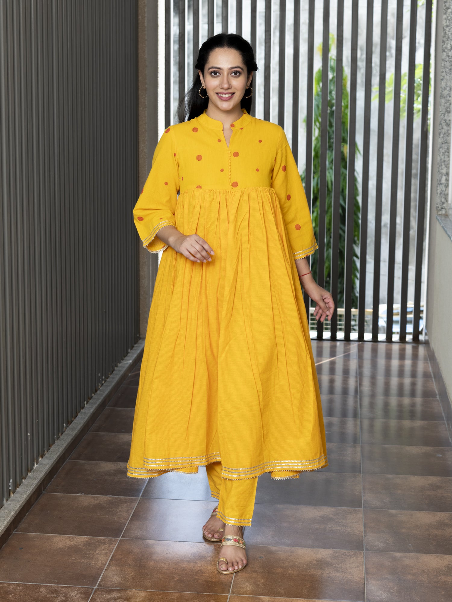 SHRESTHI YARN DYED COTTON GATHERED KURTA & PANTS SET