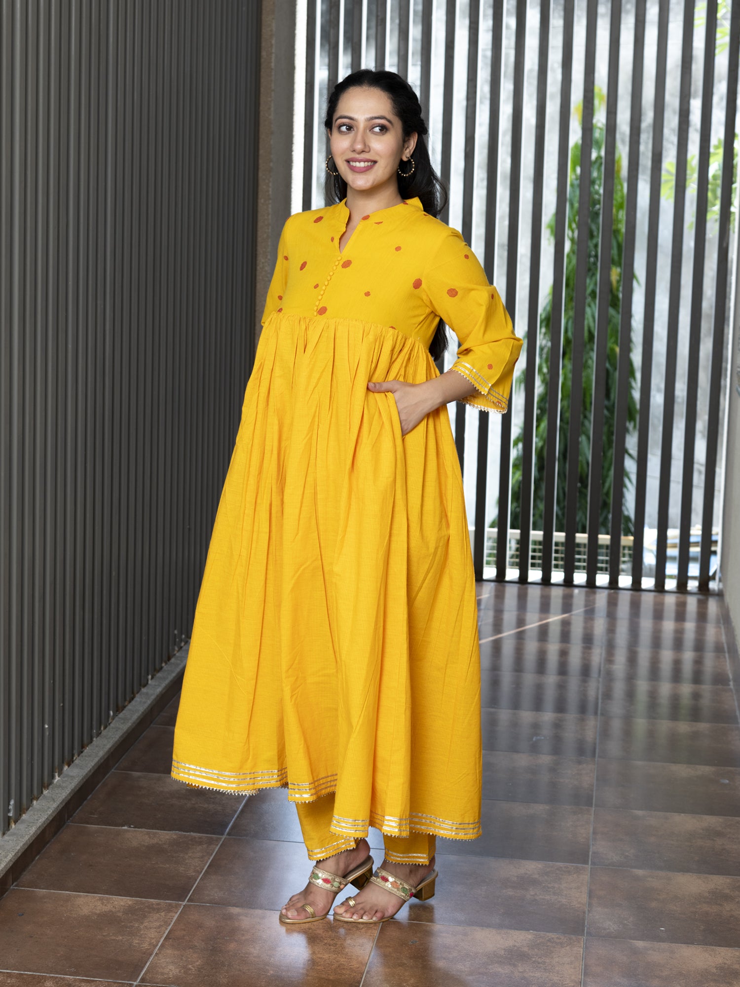 SHRESTHI YARN DYED COTTON GATHERED KURTA & PANTS SET