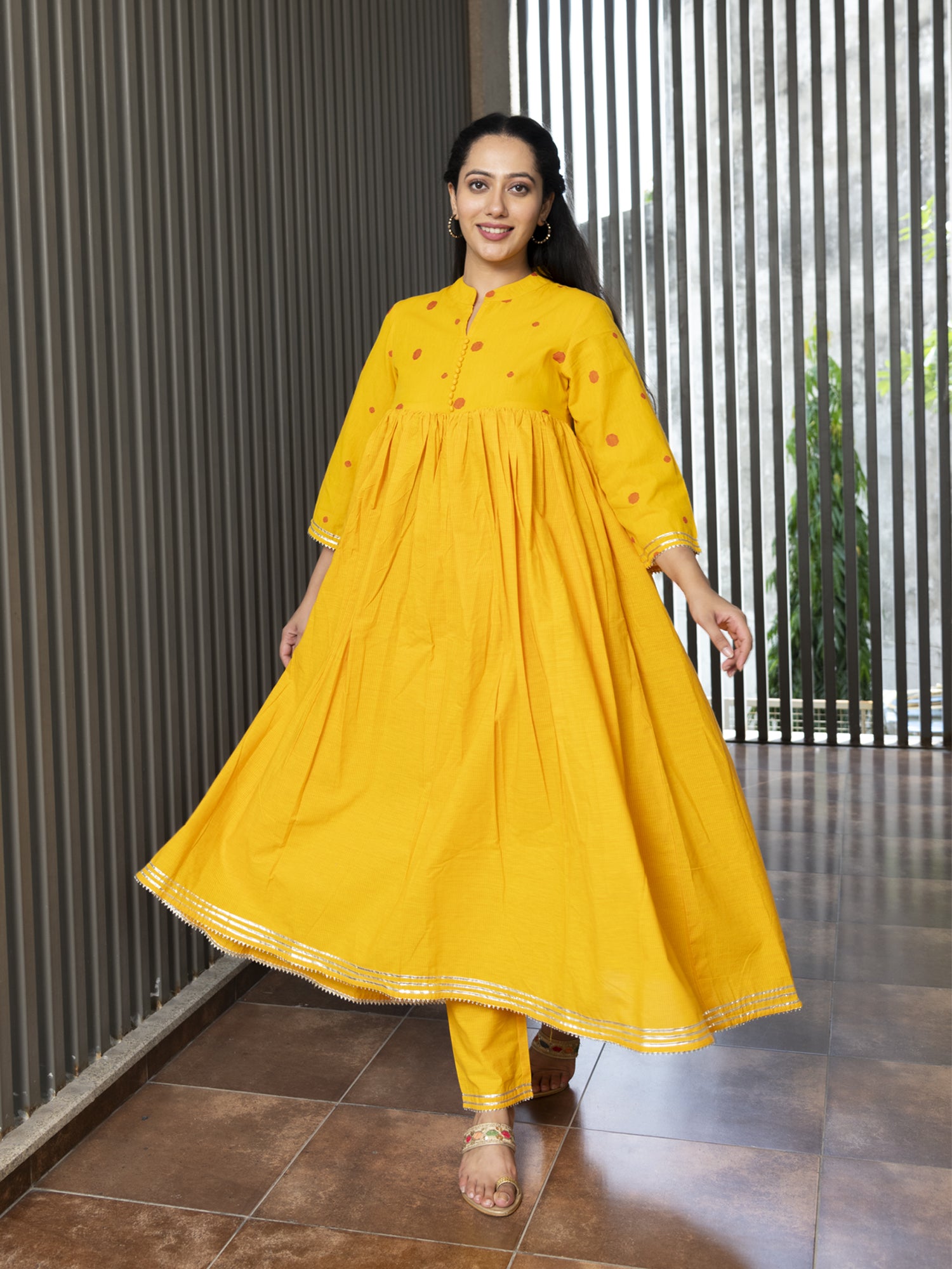 SHRESTHI YARN DYED COTTON GATHERED KURTA & PANTS SET